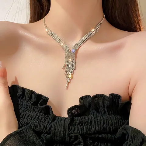 Luxury Alloy Rhinestone Waterdrop V-Shape Tassel Necklace And Earring Set Minimalist Clavicle Chain For Women Wedding Party Jewelry
