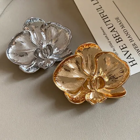 Vintage Alloy Orchid Flower Brooch For Women Gold Silver Electroplated Hammered Texture Fashion Pin For Suit Wedding Jewelry Accessories