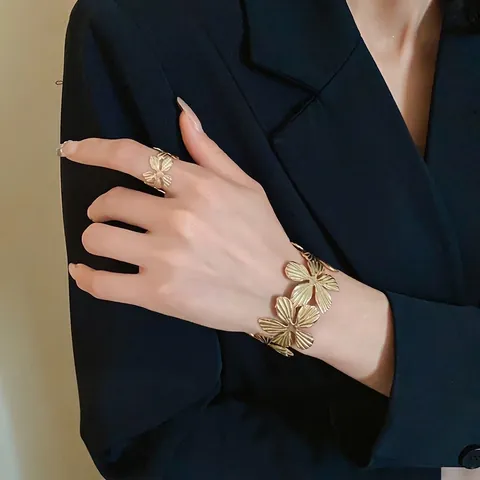 Set di Bracciale e Anello Aperto a Fiore in Metallo con Texture Europea Americana alla Moda Bracciale a Polsino Floreale Regolabile Gioielli in Lega per Regalo Donna
