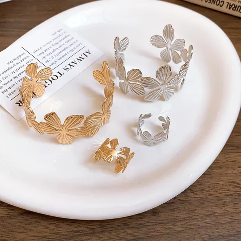 Set di Bracciale e Anello Aperto a Fiore in Metallo con Texture Europea Americana alla Moda Bracciale a Polsino Floreale Regolabile Gioielli in Lega per Regalo Donna