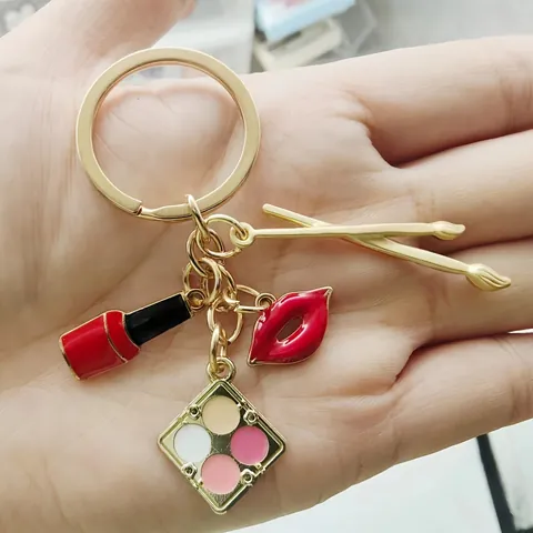 Porte-Clés en Alliage Mode Drip Oil Or Rouge Rouge à Lèvres Lèvres Boîte à Paupières Pinceau de Maquillage Pendentif Sac Femme