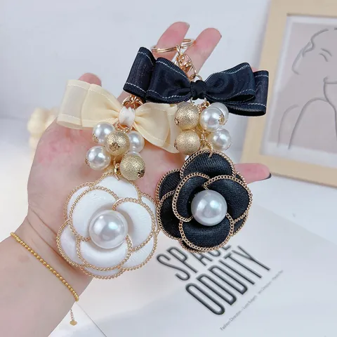 Portachiavi Elegante a Forma di Fiore di Camelia Ciondolo per Borsa Con Fiocco a Doppio Strato e Perle Artificiali Portachiavi in Lega Moda Donna