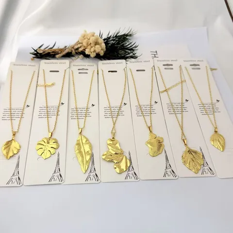 Collana con Pendente in Acciaio Inossidabile 304 Placcata Oro Foglia di Monstera Ginkgo Farfalla Design Geometrico Gioielli Donna