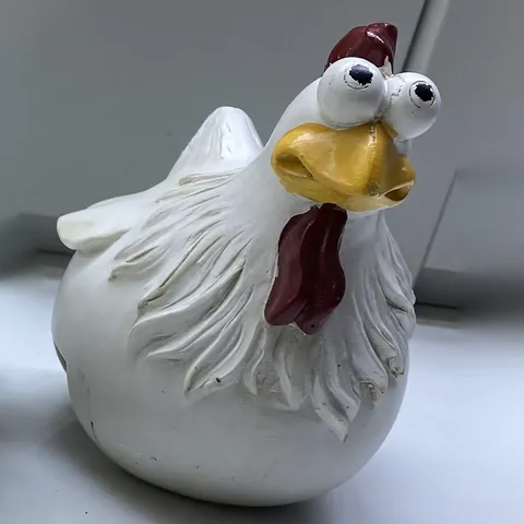 Funny Rooster Fence Decoration Resin Chicken Garden Statue Quirky Animal Sculptures Outdoor Yard Ornament Backyard Fence Decor
