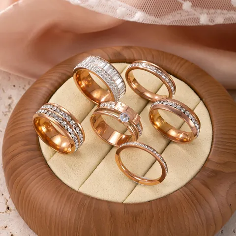 Lussuosi Anelli in Acciaio Inossidabile con Strass da Donna Eleganti Placcati in Oro Gioielli Geometrici Accessorio