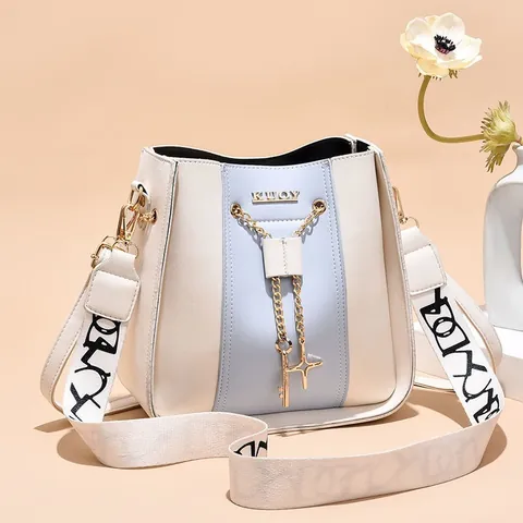 Damen Mode PU Leder Eimertasche Kontrastfarbe Patchwork Schultertasche Mit Breit Bedruckter Riemen Metallkette Anhänger