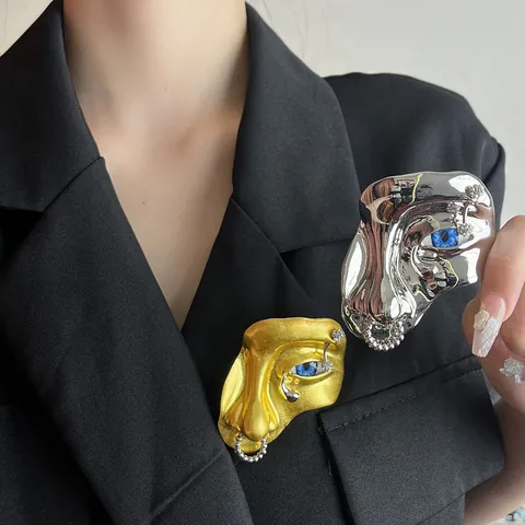 Vintage Exaggerated Alloy Rhinestone Half Face Mask Brooch For Women Surrealist Abstract Metal Evil Eye Pin Fashion Suit Accessories