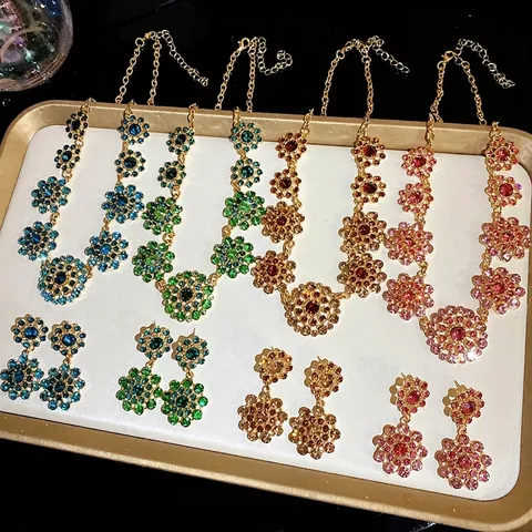 Set Gioielli Vintage Stile Palazzo Tondo Traforato Floreale Lega Strass Intarsiato Collana Pendente Orecchini per Donna