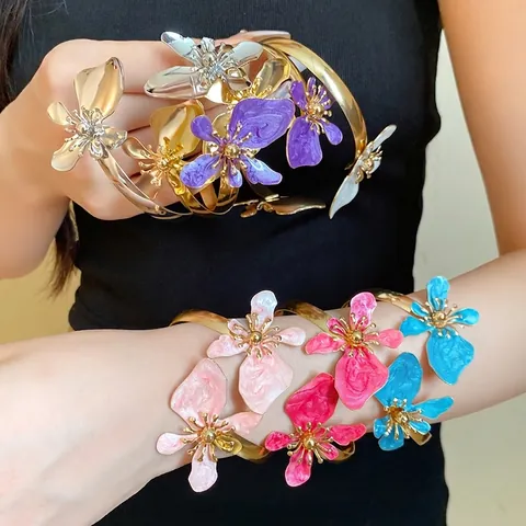 Vintage Metalen Emaille Bloem Bovenarmband Retro Westerse Mode Vergulde Open Armband Elegante Florale Handjuwelen Voor Vrouwen