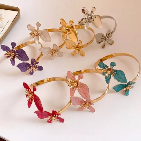 Vintage Metalen Emaille Bloem Bovenarmband Retro Westerse Mode Vergulde Open Armband Elegante Florale Handjuwelen Voor Vrouwen