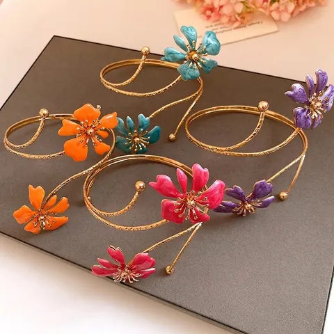 Elegante Bracciale da Braccio in Metallo con Fiori di Smalto per Donna Placcato Oro Spirale Aperta Gioielli da Mano Floreale