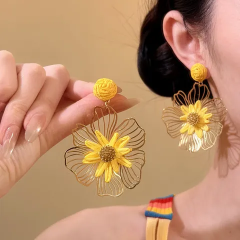 Bohemian Oversized Raffia Straw Flower Stud Earrings For Women Hollow Metal Petal Vacation Style Floral Earrings Jewelry