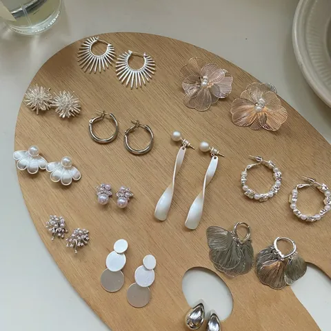 Moderne Minimalistische Legierung Geometrische Ohrstecker Mit 925 Sterlingsilber Ohrstecker-Stift Künstliche Perle Strass Schmuck Für Damen