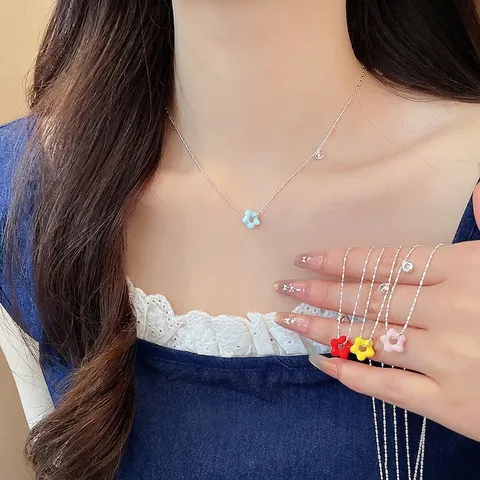 Fashion Lucky Flower Pendant Necklace For Women Light Luxury Rhinestone Inlaid Copper Clavicle Chain Temperament Jewelry