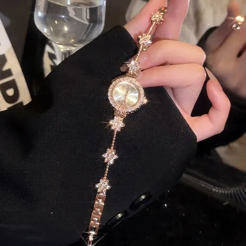 Vintage Goldlegierung Blumenarmbanduhr Damen Luxus Strass Eingelegt Rundes Zifferblatt Elegante Schmuckuhr