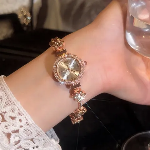Vintage Goldlegierung Blumenarmbanduhr Damen Luxus Strass Eingelegt Rundes Zifferblatt Elegante Schmuckuhr