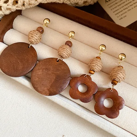 Boucles d'Oreilles Pendantes en Bois Vintage Ethnique pour Femmes Bohème Raphia Tissé Fleur Rond Pendentif Avec Tige en Argent Bijoux