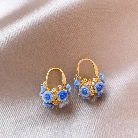 Sweet Resin Rose Flower Basket Huggie Earrings Alloy Rhinestone Inlaid Gold Tone Ear Buckle Romantic Vacation Jewelry For Women
