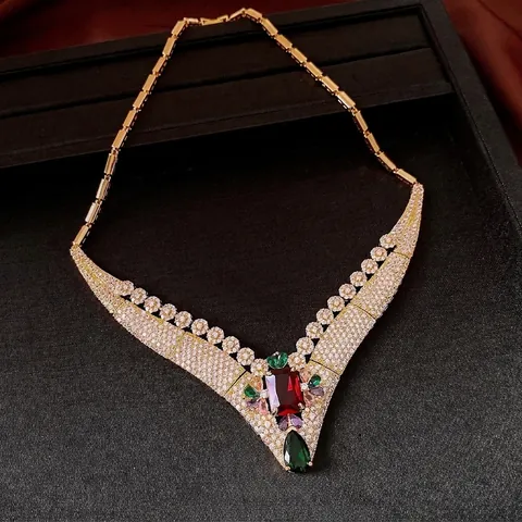 Vintage 18K Vergoldet Zirkonia V-Form Halskette Damen Luxus Hofstil Geometrische Blumen Anhänger Halskette Schmuck