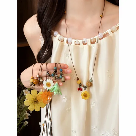 Collana con Pendente a Fiore in Ceramica Stile Foresta Pastorale Corda in Pelle Perle di Legno Gioielli per Donna Vacanza