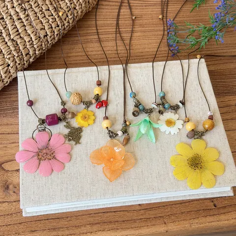 Collana con Pendente a Fiore in Ceramica Stile Foresta Pastorale Corda in Pelle Perle di Legno Gioielli per Donna Vacanza