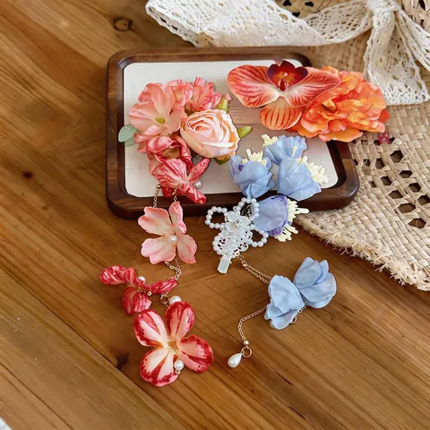 Handgefertigte Stoff Blume Haarspange Elegante Entenschnabel-Clip Mode Floral Haar Accessoire Mit Quaste Und Künstliche Perle Für Damen