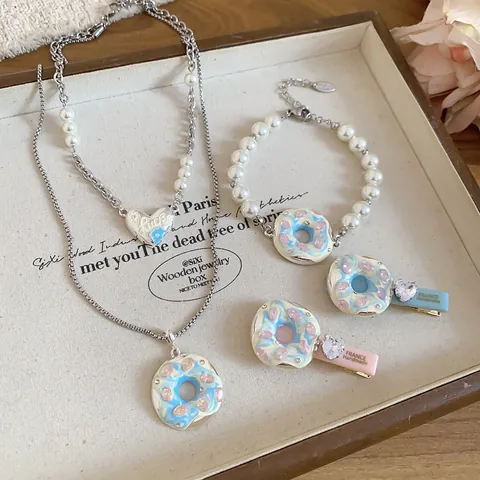 Süßes Creme Donut Anhänger Halskette Armband Haarklammer Schmuckset Legierung Strass Herz Künstliche Perle Nischendesign Damen Accessoires