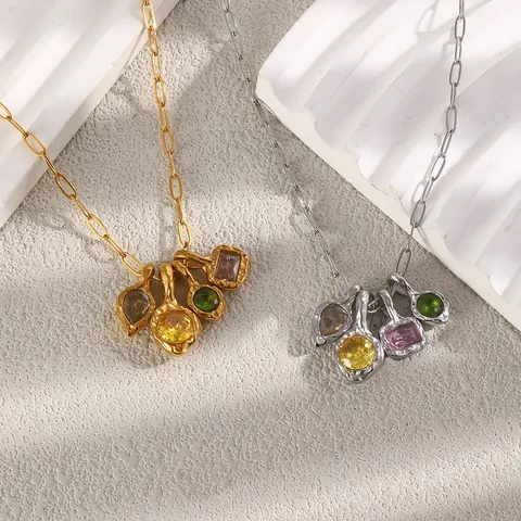 Collier Pendentif Géométrique en Acier Inoxydable Plaqué Or 18K avec Texture Irrégulière et Strass Colorés pour Femme Bijoux Tendance