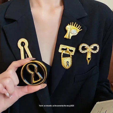 Vintage Palace Style Alloy Zirconia Keyhole Brooch For Women Surrealist Evil Eye Padlock Pin Retro Luxury Fashion Jewelry