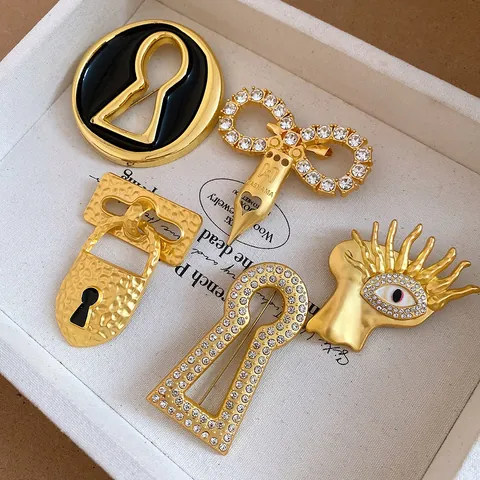 Vintage Palace Style Alloy Zirconia Keyhole Brooch For Women Surrealist Evil Eye Padlock Pin Retro Luxury Fashion Jewelry