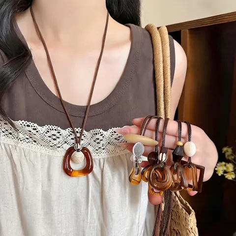Style Maillard Ambre Géométrique Résine Pendentif Collier Long Rétro Luxe Laiton Zirconia Incrusté Bijoux pour Femmes