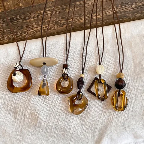 Style Maillard Ambre Géométrique Résine Pendentif Collier Long Rétro Luxe Laiton Zirconia Incrusté Bijoux pour Femmes