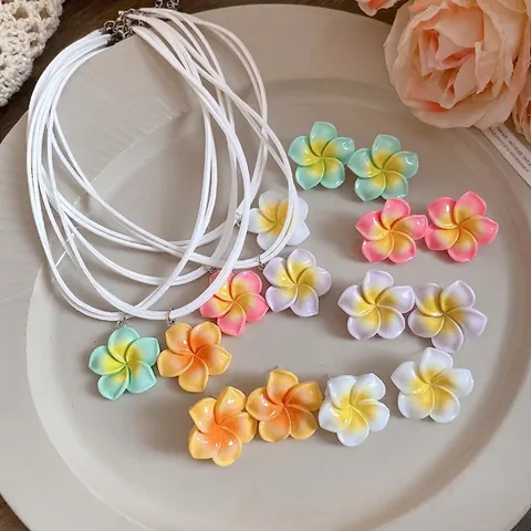 Damen Plumeria Blume Halskette Und Ohrringe Hawaii-Urlaubsstil Harz Floral Anhänger Halskette Mit Silber Ohrringpfosten