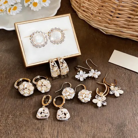 Boucles d'Oreilles Boule de Fleurs en Cuivre Plaquées Or 18K avec Zirconia pour Femmes Élégantes Tige en Argent Sterling 925