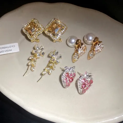 Boucles d'Oreilles Clous en Alliage avec Strass Forme Fraise Fleur Avec Tige en Argent Sterling 925 Élégantes Boucles d'Oreilles Géométriques Champagne