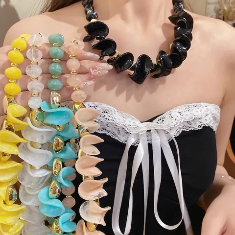Collier Pendentif Rond en Perles d'Acrylique Irrégulières Vintage pour Femmes Design de Niche Unique Bohémien Rétro Collier Long Chaîne de Pull