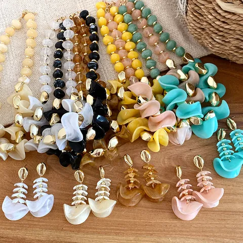 Collier Pendentif Rond en Perles d'Acrylique Irrégulières Vintage pour Femmes Design de Niche Unique Bohémien Rétro Collier Long Chaîne de Pull