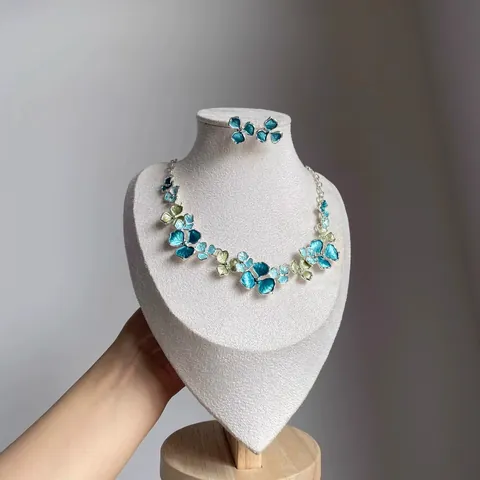 Elegante Set di Gioielli in Lega Smalto a Forma di Fiore per Donna Collana con Ciondolo Floreale e Orecchini a Lobo Coordinati Regalo