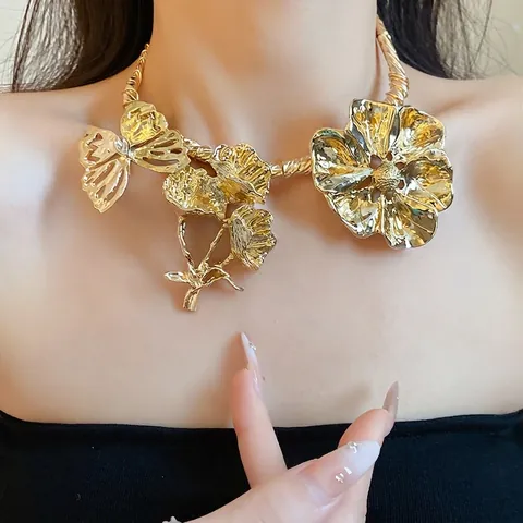 Collana Girocollo in Lega di Strass a Forma di Fiore e Farfalla Stile Vintage Palazzo Oro Retro Statement Collana per Donna Matrimonio Gioielli
