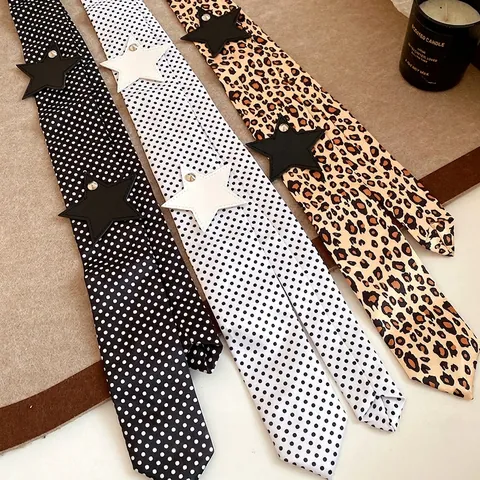 Collar de Bufanda Larga de Estilo Coreano con Estampado de Leopardo y Lunares Estética de Lujo Ligero con Remaches de Estrella