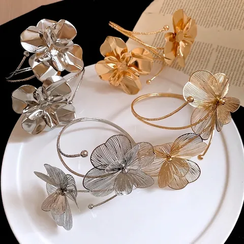 Metallische Textur Blume Schmetterling Armreif Damen Europäische Mode Minimalistische Offene Bangle Oberarm Schmuck Hochwertiges Eisen Galvanisiertes Zubehör