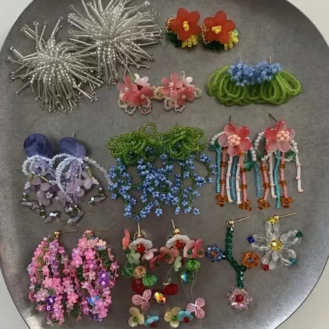 Boucles d'Oreilles Pendantes Fleurs en Raffia et Mousseline Fait Main Style Vacances Bijoux en Tissu Avec Tige en Argent Pour Femme