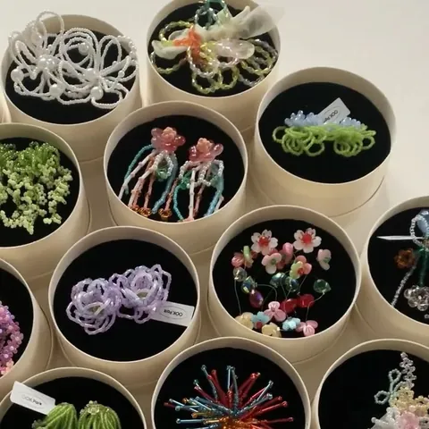 Boucles d'Oreilles Pendantes Fleurs en Raffia et Mousseline Fait Main Style Vacances Bijoux en Tissu Avec Tige en Argent Pour Femme