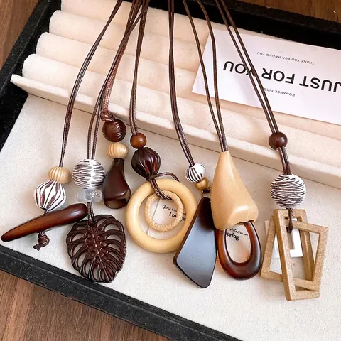 Bohemian Vintage Resin Wood Pendant Necklace For Women Long Faux Leather Rope Sweater Chain Monstera Leaf Geometric Jewelry Accessory