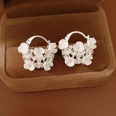 Luxury Copper Zirconia Flower Basket Hoop Earrings For Women Sweet Resin White Floral Artificial Pearl Silver Earring Post Jewelry