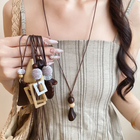Bohemian Vintage Resin Wood Pendant Necklace For Women Long Faux Leather Rope Sweater Chain Monstera Leaf Geometric Jewelry Accessory