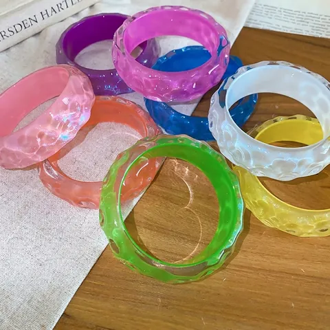 Europese Amerikaanse Mode Hars Onregelmatig Gehamerd Breed Armband Veelkleurig Chunky Armband Voor Vrouwen Eilandvakantiestijl Sieraden Accessoire