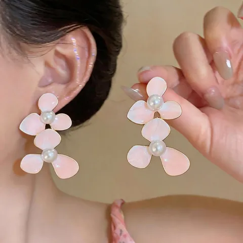 Elegante Roze Geëmailleerde Bloem Oorknopjes Met Kunstparels Koperen Bloem Dessin High-End Accessoires Voor Dames Sieraden