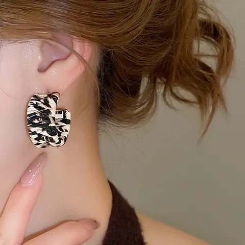 Silver Needle Leopard Print Resin Geometric Round Pendant Earrings Vintage Melad Style Stud Earrings Niche Earrings For Women