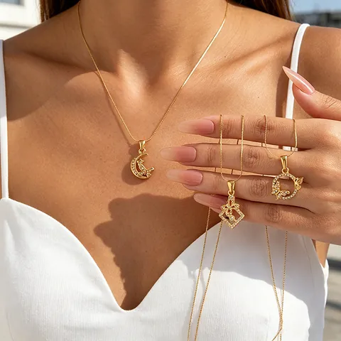 Collar con Colgante de Mariposa de Acero Inoxidable para Mujer Chapado en Oro Geométrico Calado Diamantes de Imitación Mariposa Joyería para el Cuello Collar Mínimo Ligero Regalo
